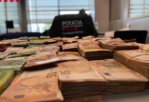 Incautan gran cantidad de armas, drogas y dinero a dos clanes en Barcelona Incautan gran cantidad de armas, drogas y dinero a dos clanes en Barcelona