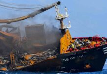 Sri Lanka se prepara para un derrame de petróleo a medida que se hunde un barco Sri Lanka se prepara para un derrame de petróleo a medida que se hunde un barco