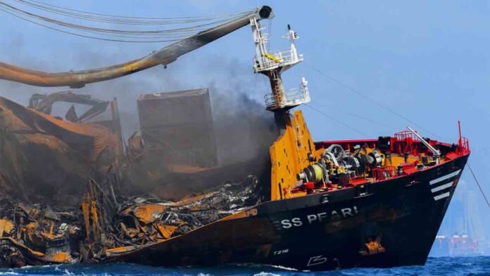 Sri Lanka se prepara para un derrame de petróleo a medida que se hunde un barco
