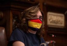 Ada Colau critica el discurso de odio de la derecha, con una mascarilla republicana Ada Colau critica el discurso de odio de la derecha, con una mascarilla republicana