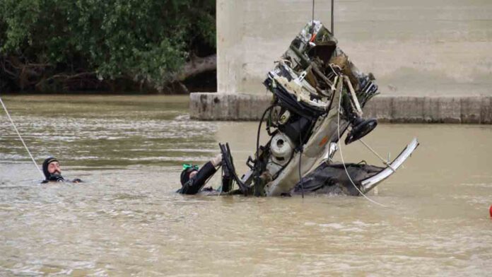 Atropello mortal: Cortan el coche en trozos y lo lanzan al rio para evitar ser descubiertos