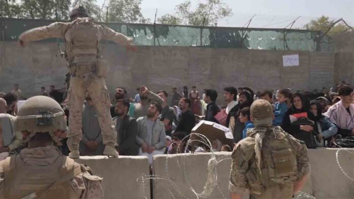 Al menos siete muertos en el aeropuerto de Kabul en los intentos de evacuación