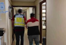Cuatro detenidos en Zaragoza por tener a una mujer atada con cadenas a la cama Cuatro detenidos en Zaragoza por tener a una mujer atada con cadenas a la cama