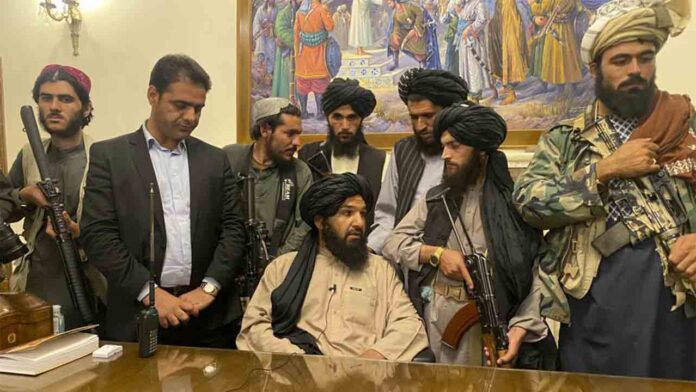 El presidente afgano huye del país mientras los talibanes entran en Kabul