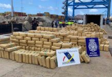 Intervienen 20 toneladas de hachís en un buque cerca de Canarias Intervienen 20 toneladas de hachís en un buque cerca de Canarias