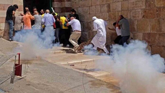 Las fuerzas de ocupación israelíes atacan a los fieles en la mezquita Ibrahimi en Hebrón