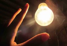 Podemos anuncia una batalla en las calles contra el expolio y saqueo de las eléctricas Podemos anuncia una batalla en las calles contra el expolio y saqueo de las eléctricas