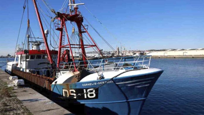 Francia bloquea un pesquero británico y UK convoca a la embajadora francesa