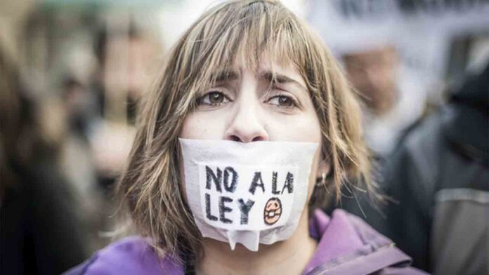 Podemos y PSOE pactan derogar la Ley Mordaza