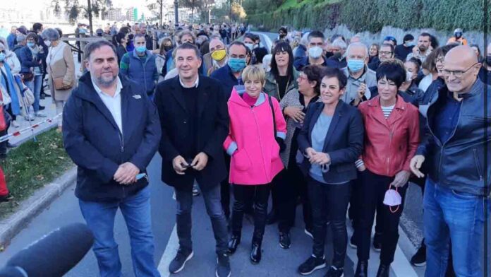 Miles de personas 'de camino a casa' en las calles de San Sebastián