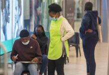 La OMS avisa de alto riesgo de propagación de la variante ómicron La OMS avisa de alto riesgo de propagación de la variante ómicron