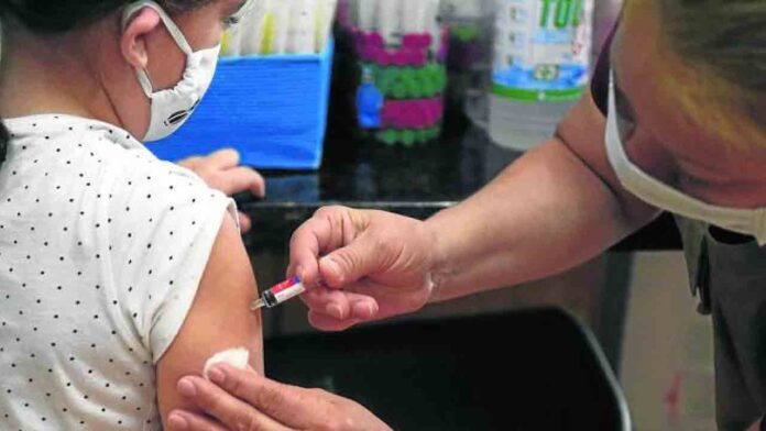 La AEM autoriza a vacunar a los niños de entre 5 y 11 años