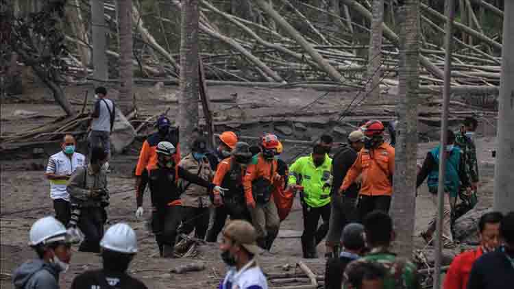 Ascienden a 34 los muertos por la erupción del volcán Semeru en Indonesia