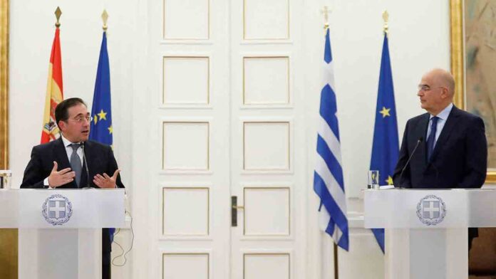 El Ministro de Asuntos Exteriores, José Manuel Albares, en una rueda de prensa en Atenas con el canciller griego Nikos Dendias el 14 de diciembre de 2021. (Foto REUTERS)