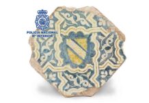 Recuperado un azulejo del siglo XV que podría ser de la Alhambra de Granada Recuperado un azulejo del siglo XV que podría ser de la Alhambra de Granada