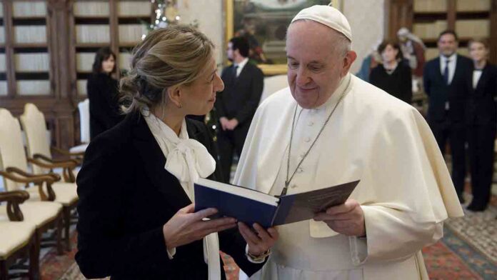Yolanda Díaz informa al Papa sobre los decretos legislativos para paliar la crisis