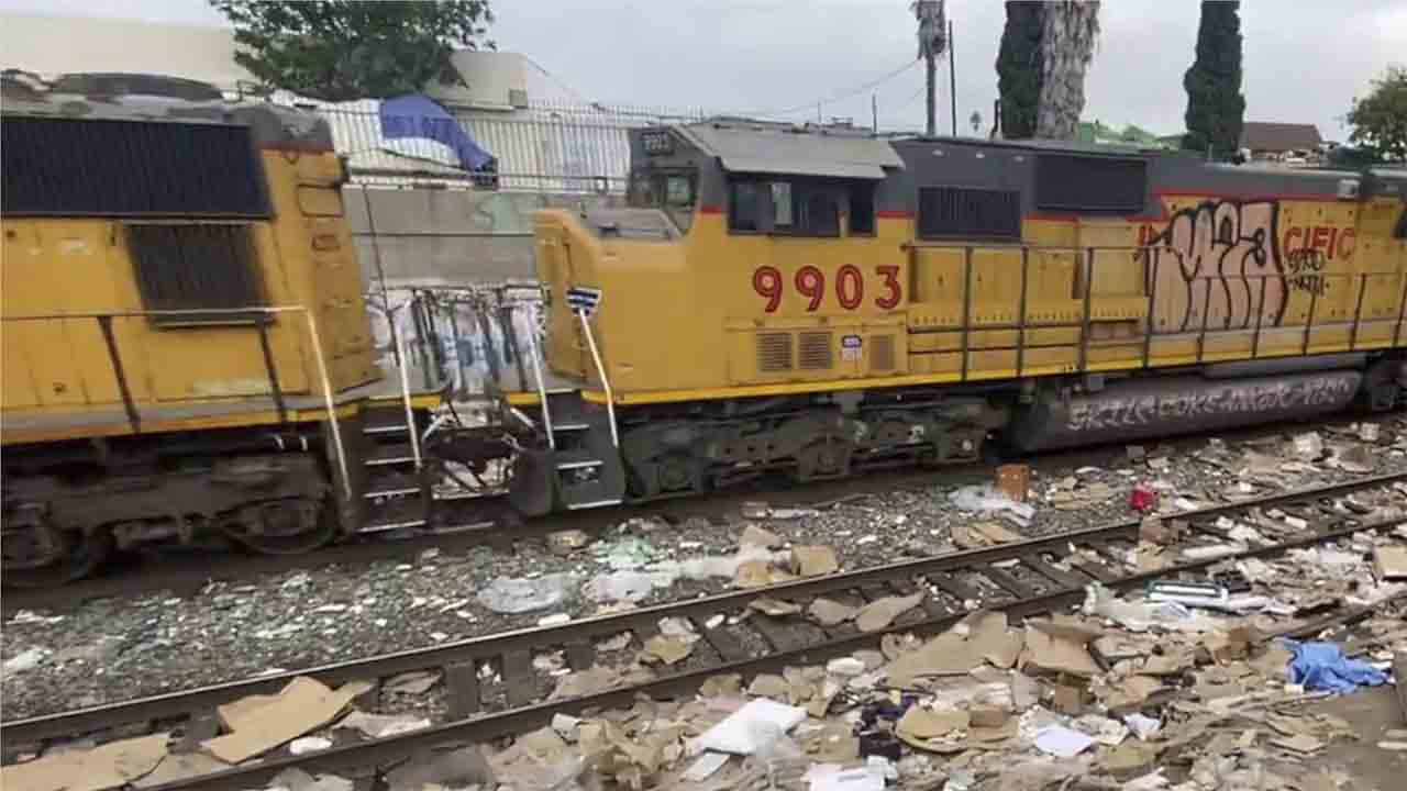 Ladrones de trenes saquean los vagones con compras online en Los Ángeles