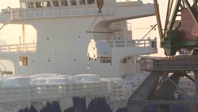 Un barco llega a Rusia con un cargamento de coches envueltos en hielo y nieve