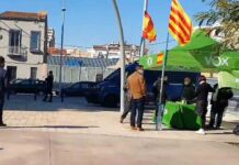 Vox monta una carpa en Badalona y se quedan solos Vox monta una carpa en Badalona y se quedan solos