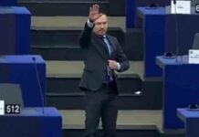 El búlgaro Angel Dzhambazki hace el saludo nazi en el Parlamento Europeo El búlgaro Angel Dzhambazki hace el saludo nazi en el Parlamento Europeo