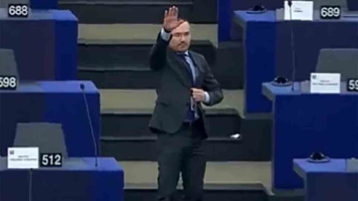 El búlgaro Angel Dzhambazki hace el saludo nazi en el Parlamento Europeo