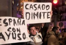 Casado se resiste a dimitir y convoca a una junta directiva el lunes Manifestación en Génova con gritos de 'Ayuso presidenta'