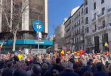 Miles de personas piden la dimisión de Casado en la calle Génova Miles de personas piden la dimisión de Casado en la calle Génova