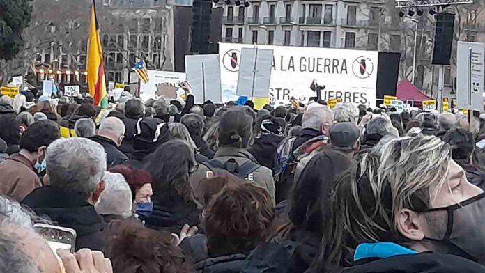 Miles de personas protestan en Barcelona contra la guerra en Ucrania