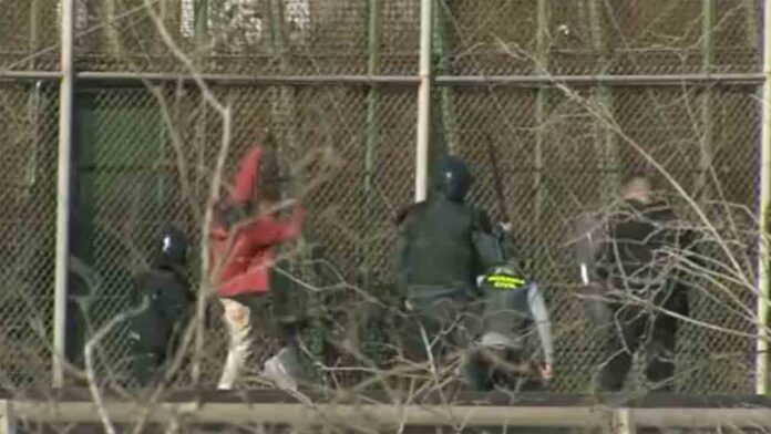 Paliza de la Guardia Civil a un migrante en la valla de Melilla