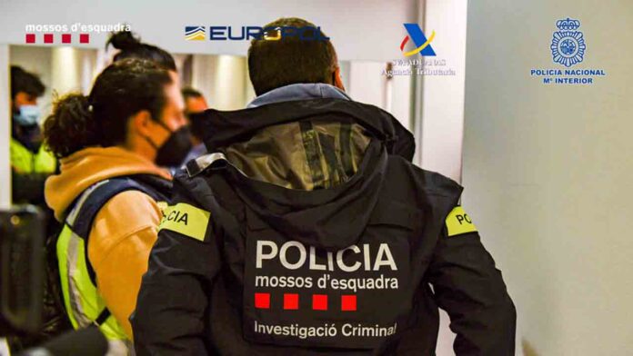 Dos detenidos por tráfico de armamento militar y blanqueo de capitales en Barcelona