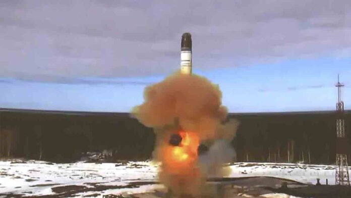 Putin muestra un nuevo misil intercontinental y avisa: 'Que se lo piensen dos veces'