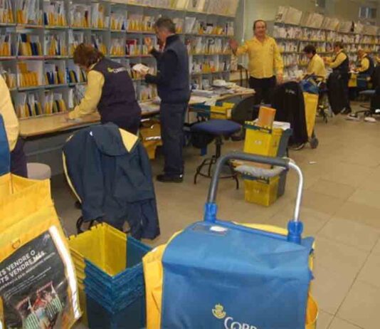Los sindicatos convocan una huelga general en Correos En materia laboral, lamentan que la imposición de un modelo de contratación basura , con un 25% de las jornadas a tiempo parcial y con la pérdida de 7.000 puestos de trabajo en los últimos años. En este sentido, CCOO y UGT instan al gobierno español a " replantear el futuro de Correos " y devolver a un modelo "de servicio público, moderno, competitivo, eficaz y eficiente". Sin embargo, reclaman "una financiación suficiente" e "inversiones que garanticen su viabilidad".