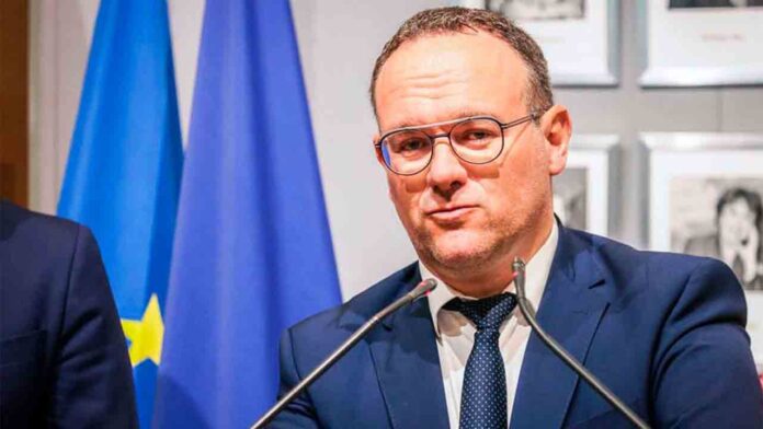 Acusan de violación Damien Abad, ministro del nuevo gobierno francés