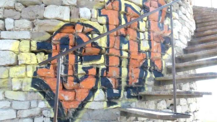 Dañan el monumento histórico 'Pilar de Almenara' con graffitis
