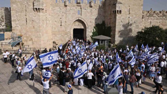 Judíos de ultraderecha marchan en el Jerusalén Este ocupado cantando 