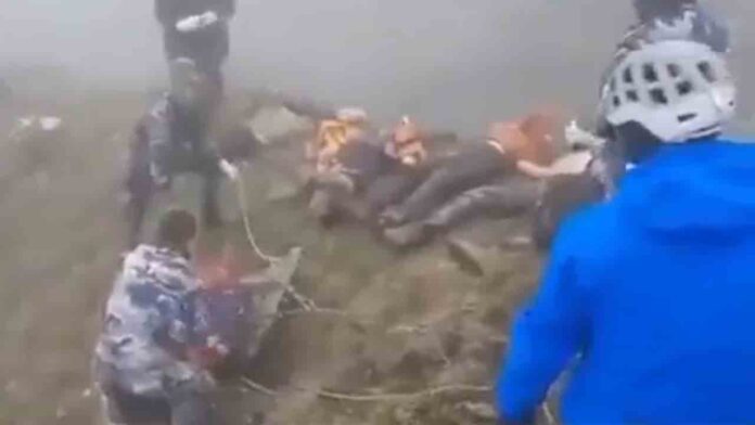 Recuperados catorce cuerpos del accidente de avión en Nepal