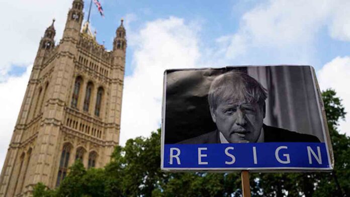 Boris Johnson supera la moción de censura pero sale aún más debilitado