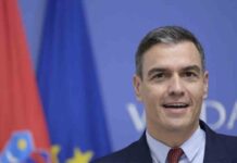 Pedro Sánchez visitará hoy Bosnia y Herzegovina Pedro Sánchez visitará hoy Bosnia y Herzegovina El presidente del Gobierno, Pedro Sánchez, visitará este sábado Bosnia y Herzegovina (BiH), como parte de su gira por los Balcanes Occidentales a finales de este mes. Sánchez visitará los países de los Balcanes Occidentales después de que los líderes europeos expresaran su "apoyo inequívoco" a la integración de esta región en la Unión Europea (UE) hace poco más de un mes. Viajará a los Balcanes Occidentales los días 29, 30 y 31 de julio y el 1 de agosto. La gira incluirá Belgrado (Serbia), Sarajevo y Mostar (BiH), Podgorica (Montenegro), Skopje (Macedonia del Norte) y Tirana (Albania). La gira coincide con importantes desarrollos en la perspectiva europea de estos países. El 23 de junio se celebró en Bruselas la Cumbre UE-Balcanes Occidentales, donde los líderes europeos expresaron su “apoyo inequívoco a la integración de los Balcanes Occidentales en la UE” y discutieron formas de “intensificar la cooperación para enfrentar los desafíos derivados de la agresión de Rusia contra Ucrania”, que son amenazas híbridas y perturbaciones en los mercados de energía y alimentos. El Consejo también expresó su disposición a otorgar a Bosnia y Herzegovina el estatus de país candidato y, con este fin, pidió a la Comisión que informe "sin demora" al Consejo sobre la implementación de las 14 prioridades clave establecidas en el Dictamen de la Comisión (incluidas las reformas en los ámbitos de la democracia, el Estado de derecho, el derecho fundamental y la administración pública) para que el Consejo Europeo vuelva a decidir sobre la cuestión. En la rueda de prensa posterior al Consejo Europeo, Pedro Sánchez abogó por la “reactivación, reactivación y revitalización del proceso de ampliación” en los Balcanes y anunció que durante la reunión de Bruselas España defendió “la idoneidad y el reconocimiento del estatus de candidato a Bosnia y Herzegovina “.