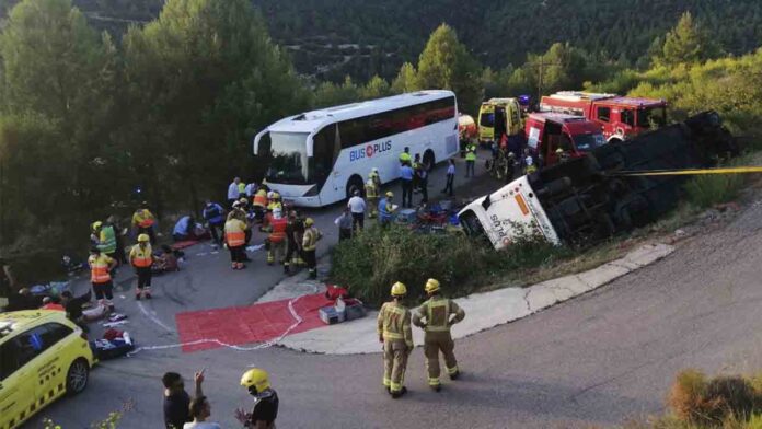 Tres heridos graves en un accidente de autocar en Rubió, Barcelona