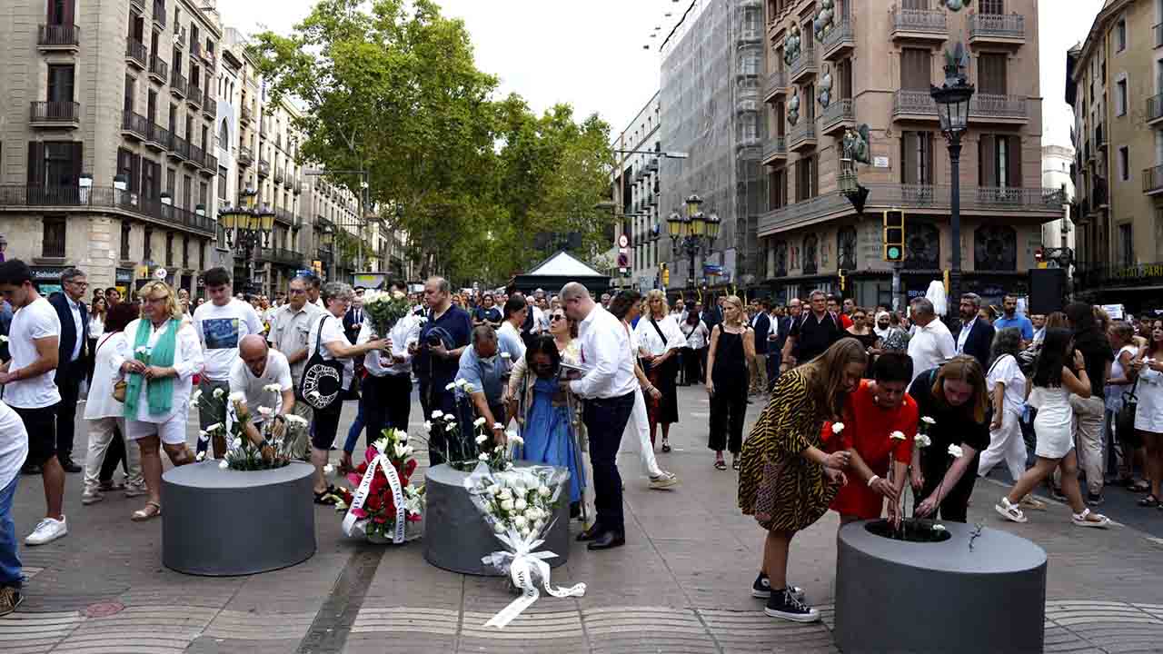 Barcelona rinde homenaje a las víctimas del atentado del 17-A en su quinto aniversario