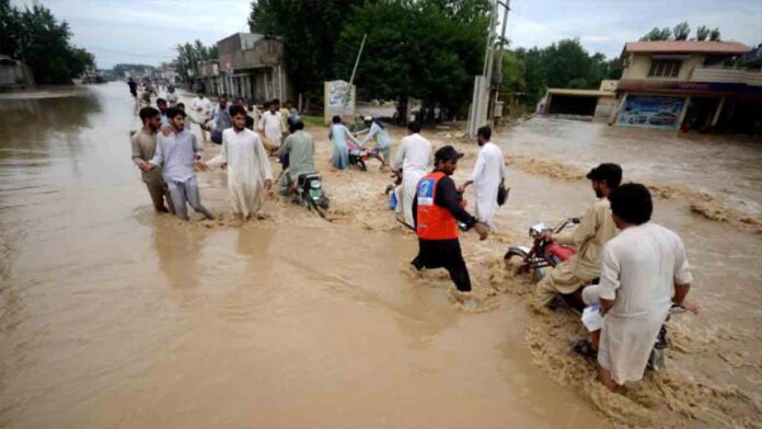 Más de 1.000 muertos por las inundaciones en Pakistán, que pide ayuda internacional