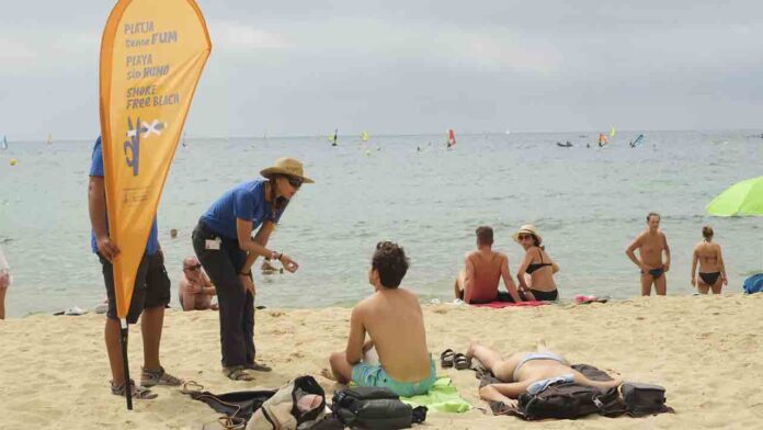 Prohibido fumar en las playas de Barcelona desde este lunes