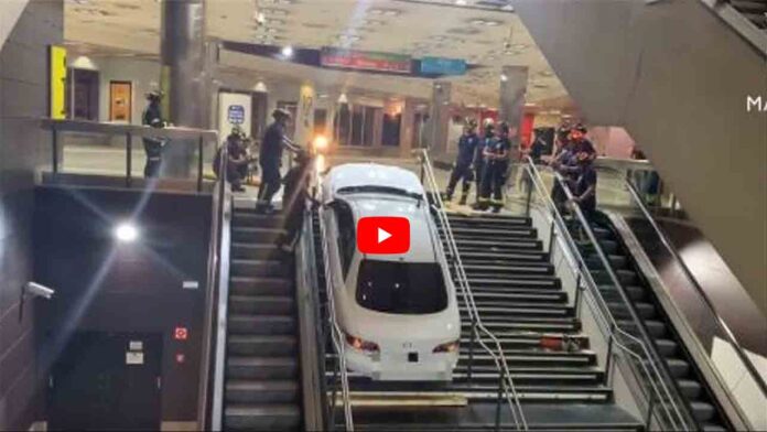 Un coche irrumpe en la estación de Metro de Plaza Elíptica de Madrid