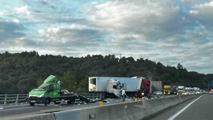 Accidente entre 3 camiones en la AP-7 a la altura de Sarrià de Ter