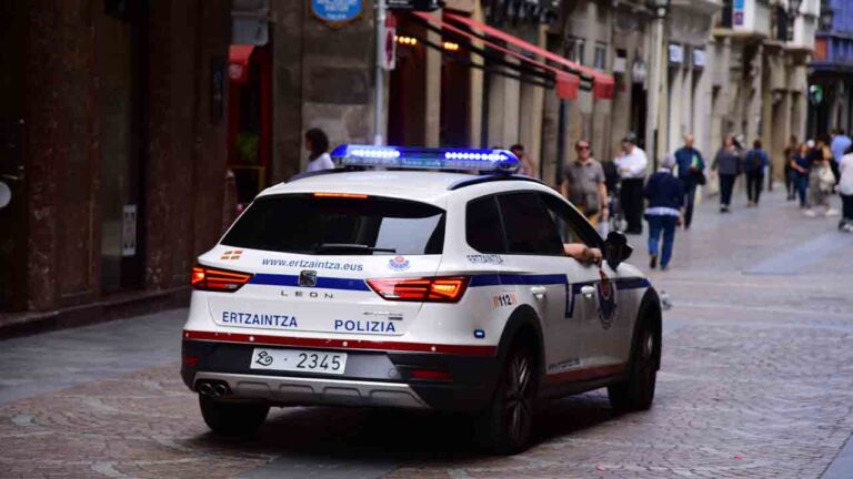 Mata a cuchilladas a una mujer en Bilbao y se entrega a la Ertzaintza