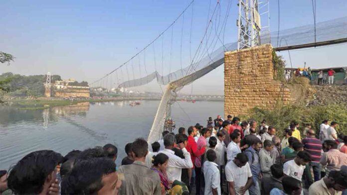 132 muertos al derrumbarse un puente colgante en la India recién reinaugurado