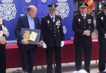 La Policía Nacional premia a un conocido líder de la ultraderecha La Policía Nacional premia a un conocido líder de la ultraderecha