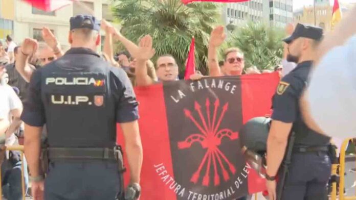Los nazis vuelven a las calles de València sin que la policía mueva un dedo