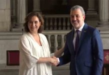 Collboni deja el Ayuntamiento de Barcelona para centrarse en las elecciones La marcha de Collboni no implica al resto de concejales socialistas que forman parte del gobierno municipal, que continuarán ejerciendo sus responsabilidades hasta el final del mandato. En el puesto del líder socialista entrará como concejala del Ayuntamiento la siguiente de la lista del PSC, Núria Carmona . En esta página seguimos en directo las reacciones de esa decisión.