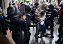 El juez envía a juicio a 45 policías por las cargas del 1-O en Barcelona El juez envía a juicio a 45 agentes de la Policía Nacional por las cargas del 1-O en Barcelona